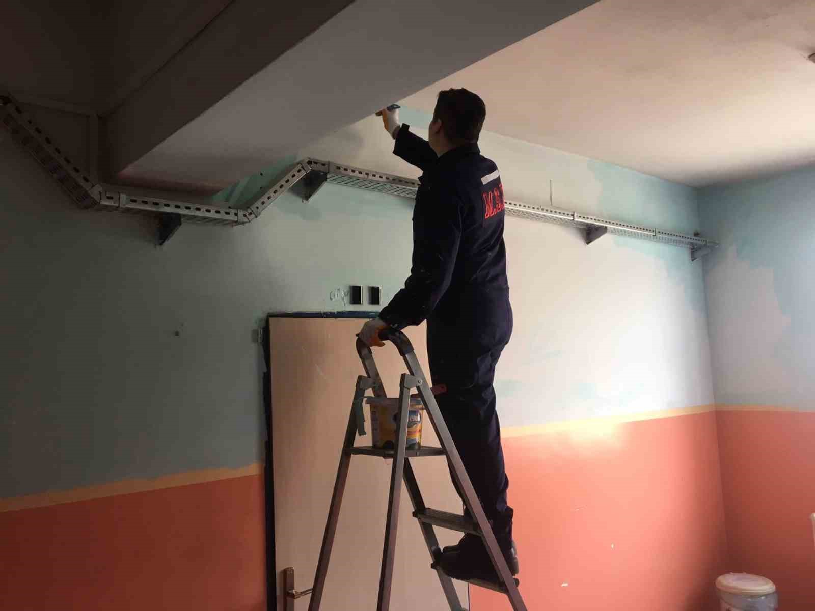 MSB personelleri Hakkari&rsquo;deki kurum binalarının bakım onarımını yapıyor
