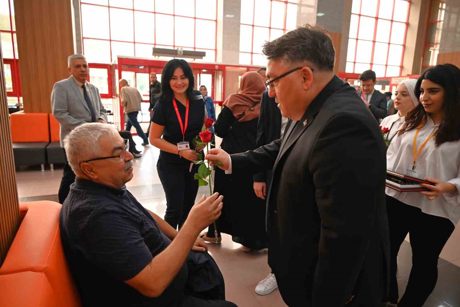 Rektör Özölçer’den Üniversite Hastanesindeki hastalara ziyaret