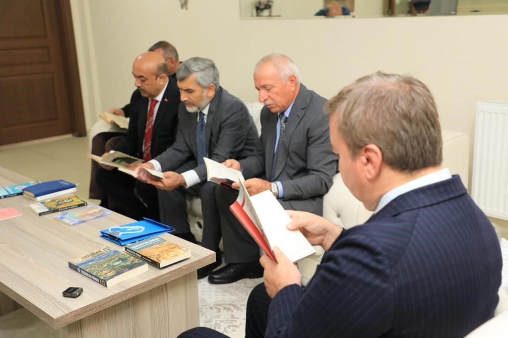 Erzincan&rsquo;da 24 dakika kitap okuma etkinliği devam ediyor
