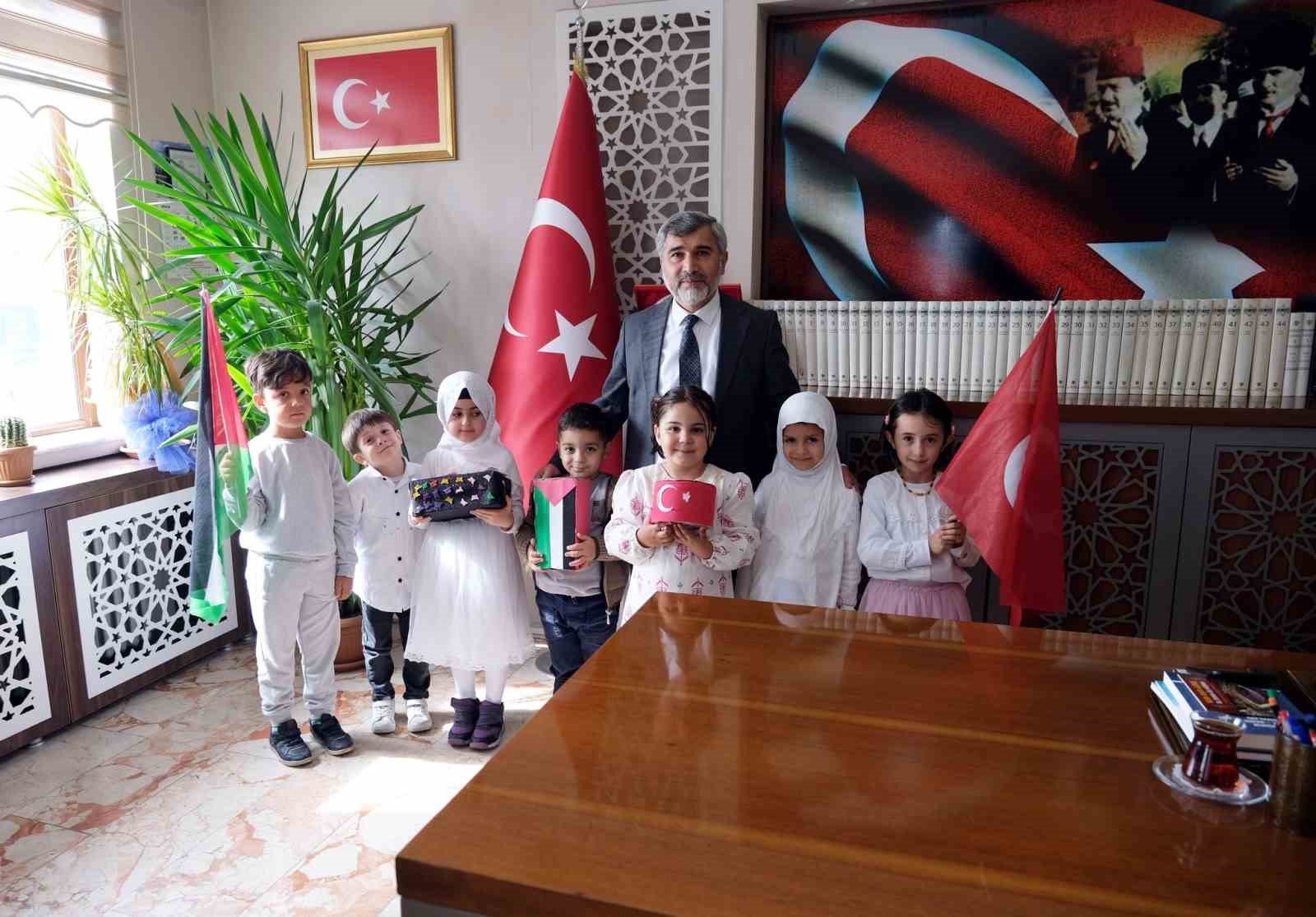 Minik Kur’an kursu öğrencilerinden Filistin’e destek