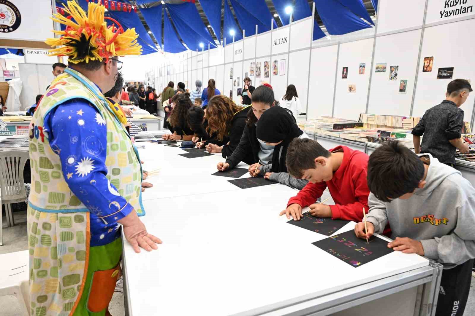 Isparta 6. Kitap Fuarı devam ediyor