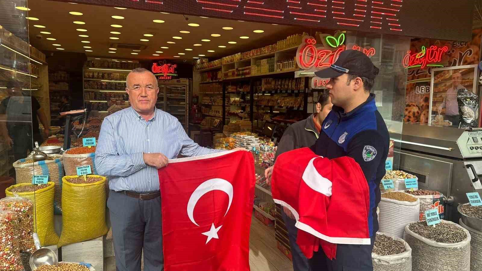 Sungurlu’da esnaf ve vatandaşlara Türk bayrağı dağıtıldı