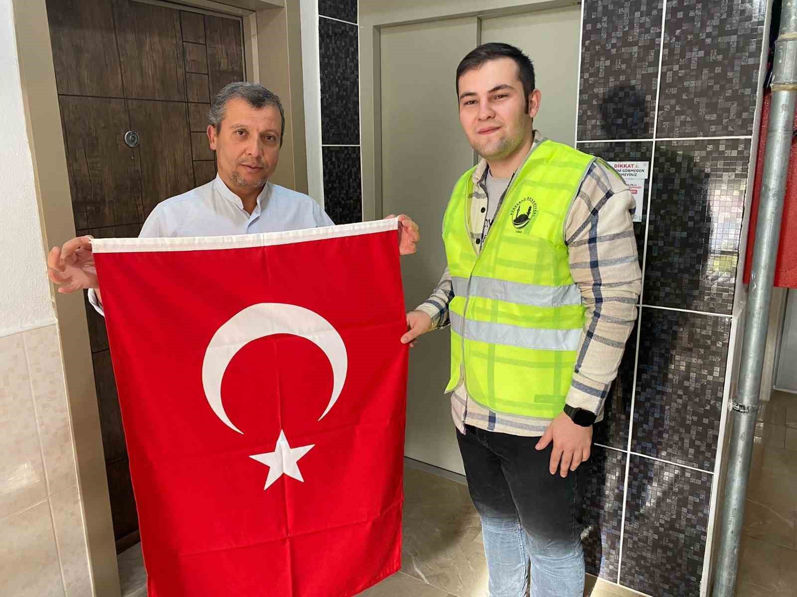 Sungurlu&rsquo;da esnaf ve vatandaşlara T&uuml;rk bayrağı dağıtıldı
