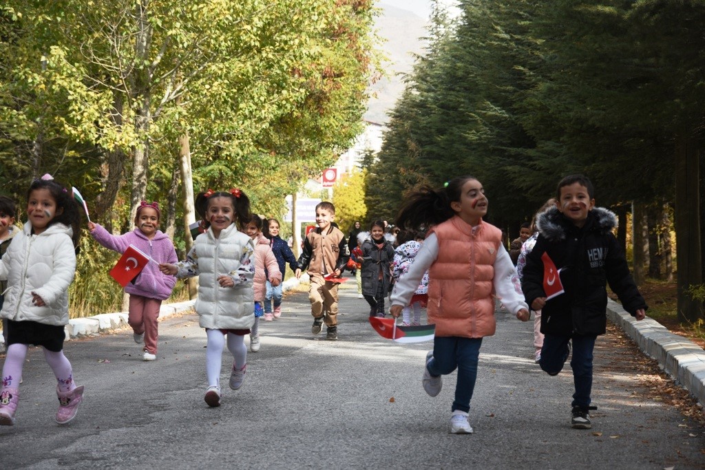 Kur&rsquo;an kursu &ouml;ğrencileri kumbaralarındaki paraları Filistin&rsquo;e bağışladı
