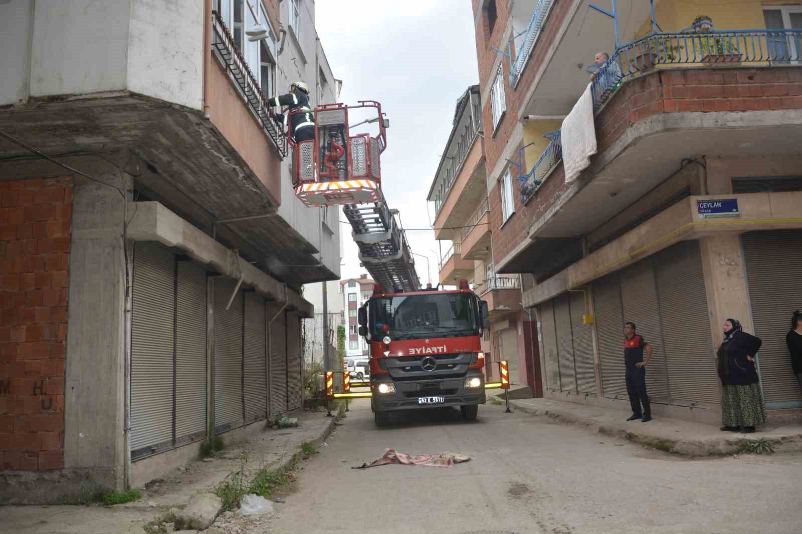 Balkonda alev alan paspas ekipleri harekete ge&ccedil;irdi

