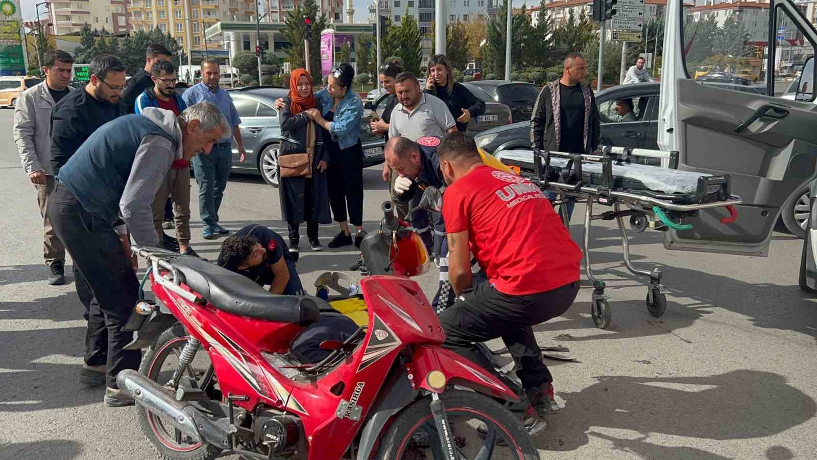 Pazar alışverişinden motosikletiyle d&ouml;nen yaşlı adam kazada ağır yaralandı
