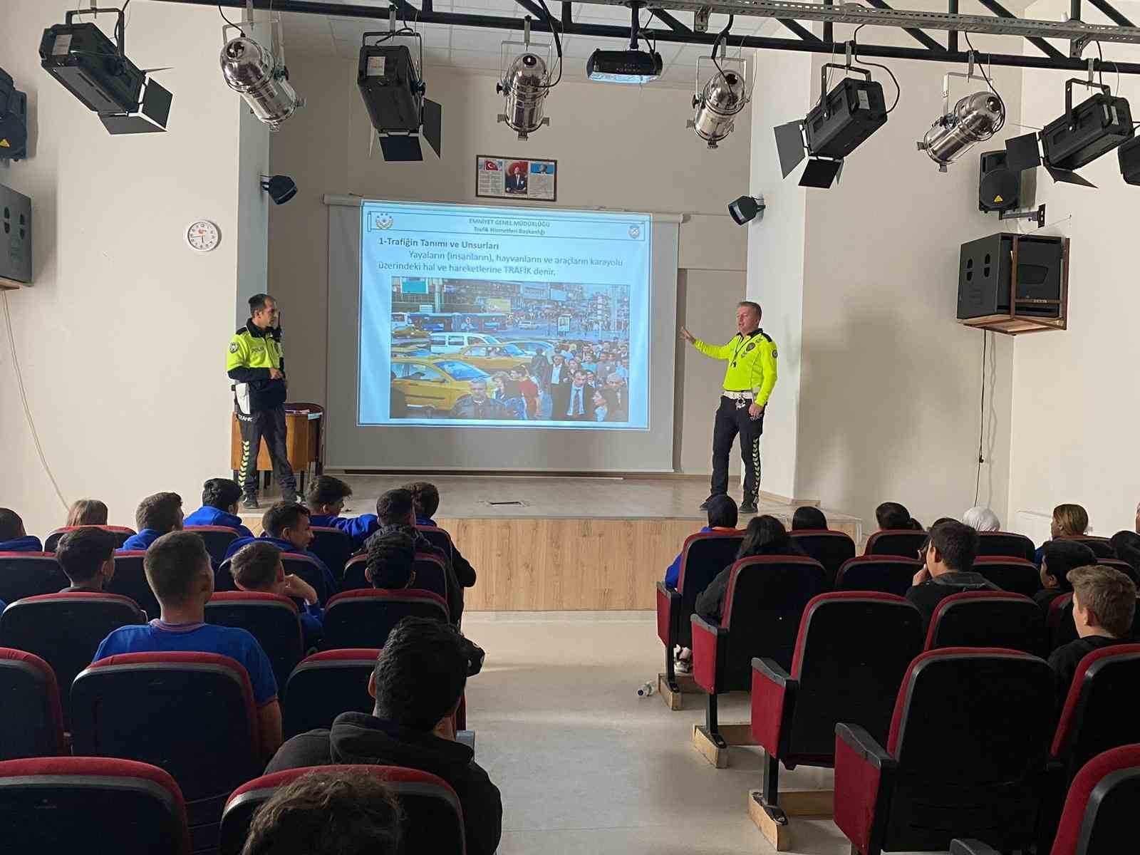 Burdur&rsquo;da polis ekiplerinden &ouml;ğrencilere eğitim
