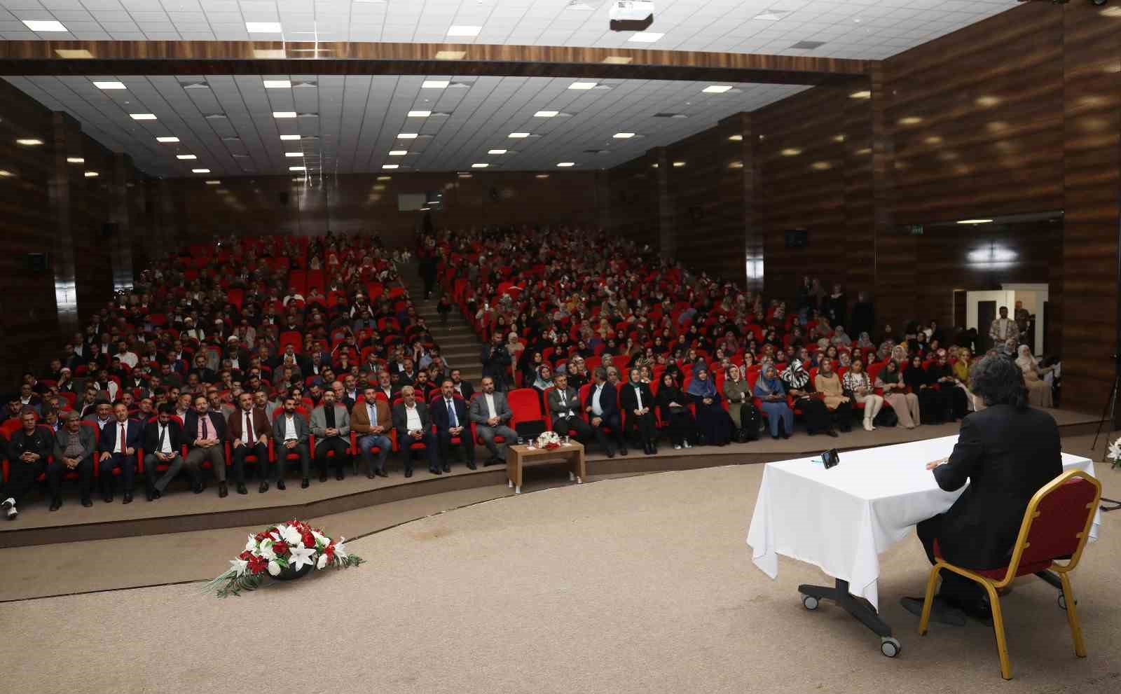 Van&rsquo;da &rsquo;Ge&ccedil;mişten G&uuml;n&uuml;m&uuml;ze Ailemiz&rsquo; konulu konferans
