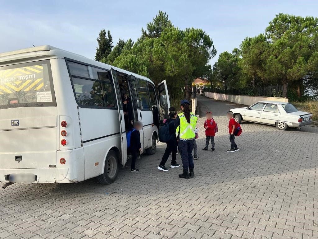 Jandarma servis ara&ccedil;larını denetledi
