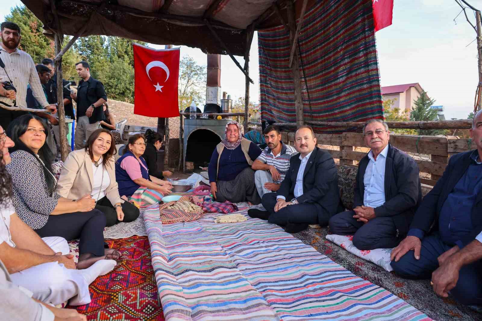 Cumhuriyetin 100. yılında Yörük çadırlarına Türk bayrakları ve meşalelerle yürüyüş yapıldı