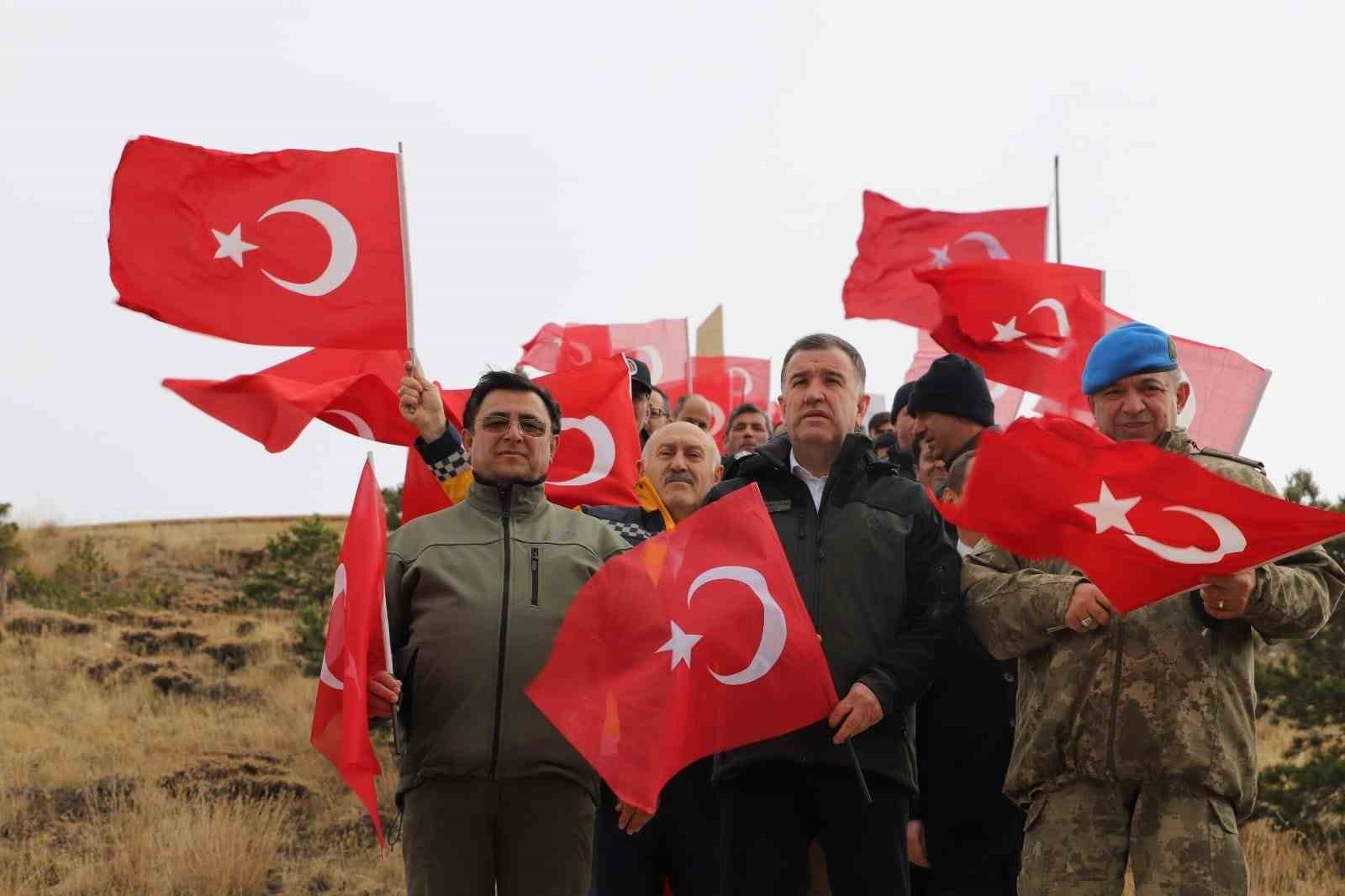 Cumhuriyet’in 100’ncü yılı kutlamaları Kop Dağı Şehitliğindeki yürüyüşle başladı
