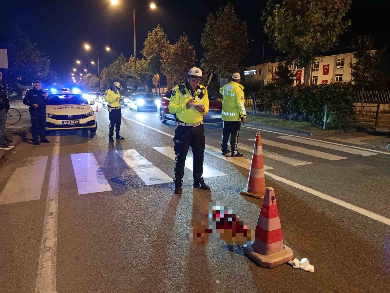 Yaya ge&ccedil;idinde otomobil &ccedil;arptı: 3 yaralı
