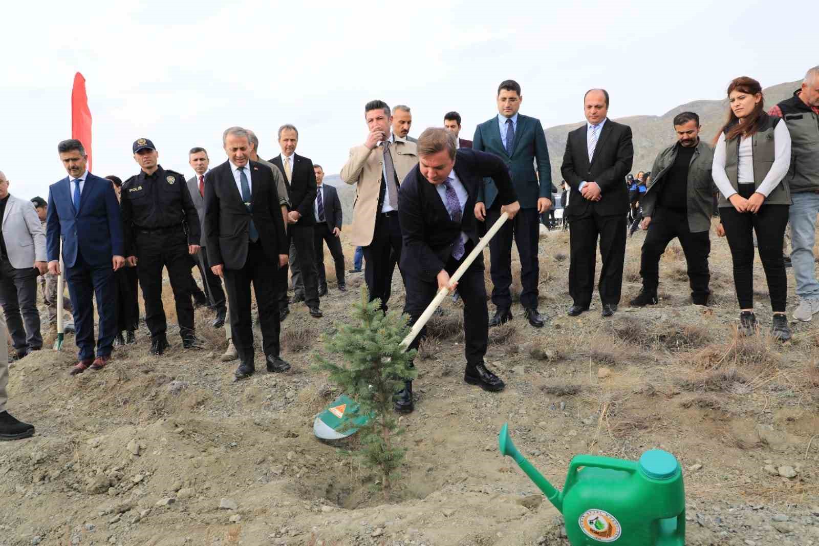Cumhuriyetin 100’ncü yılında 100 fidan toprakla buluştu
