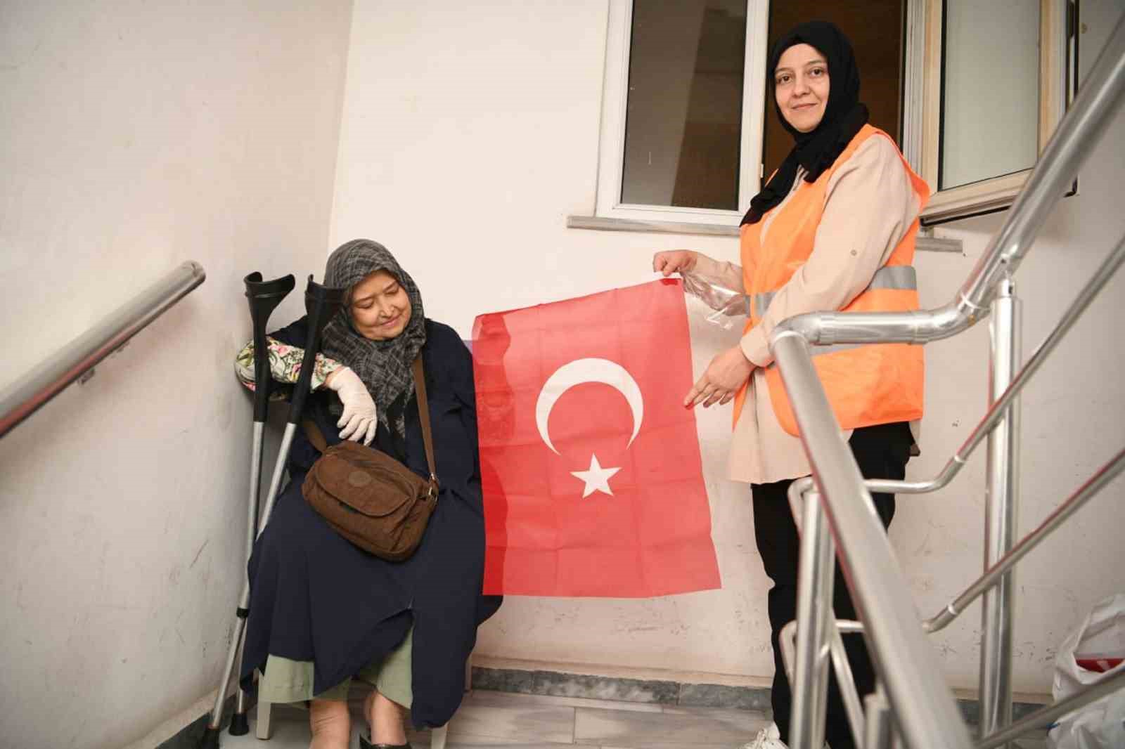 &Ccedil;ayırova kırmızı beyaza b&uuml;r&uuml;necek
