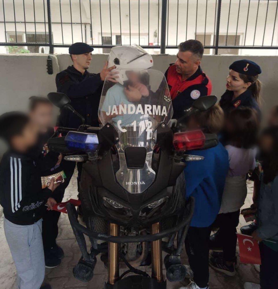 İlkokul &ouml;ğrencilerine jandarmayı anlattılar
