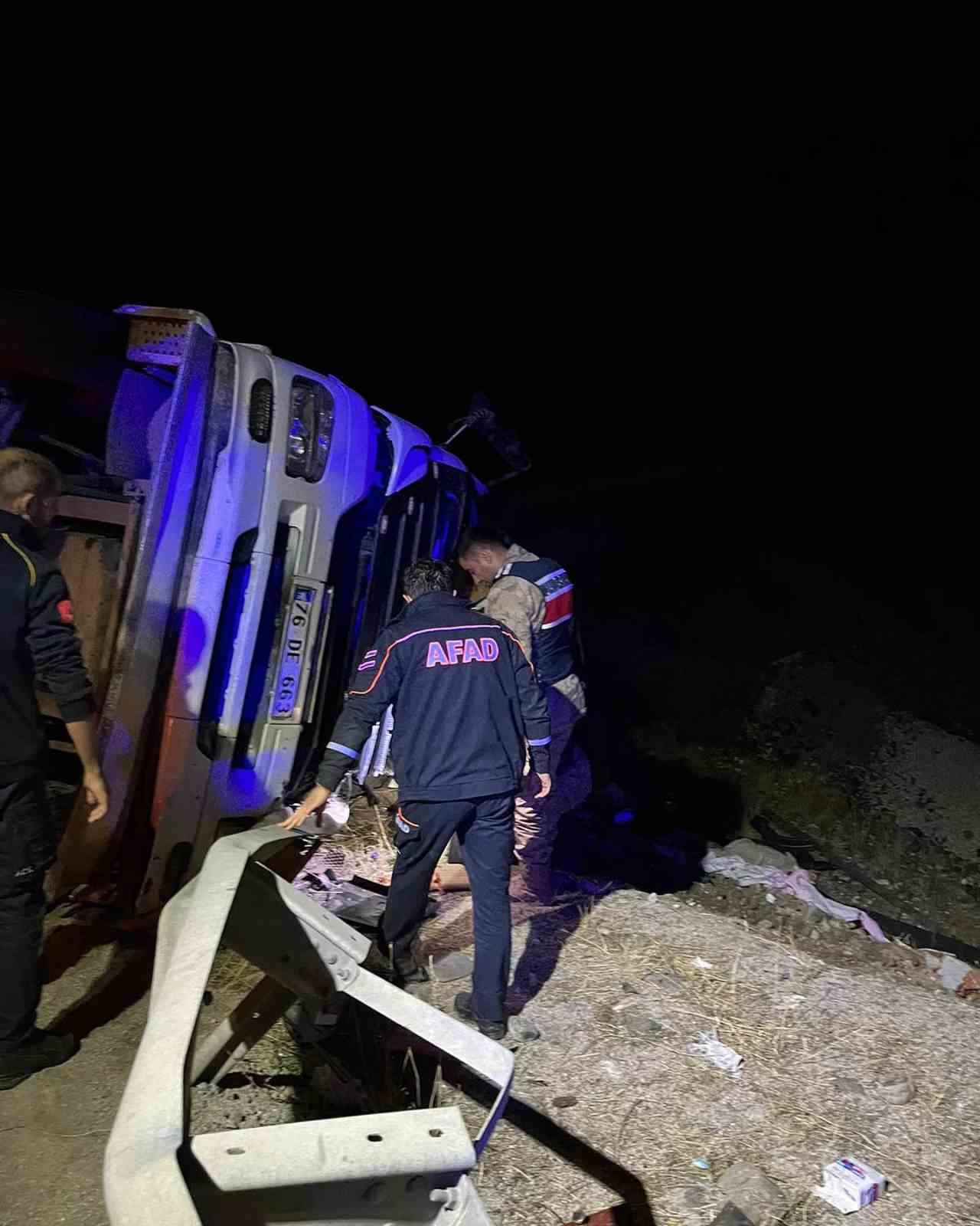Yan yatan tırın içinde sıkışan sürücüsü kurtarıldı