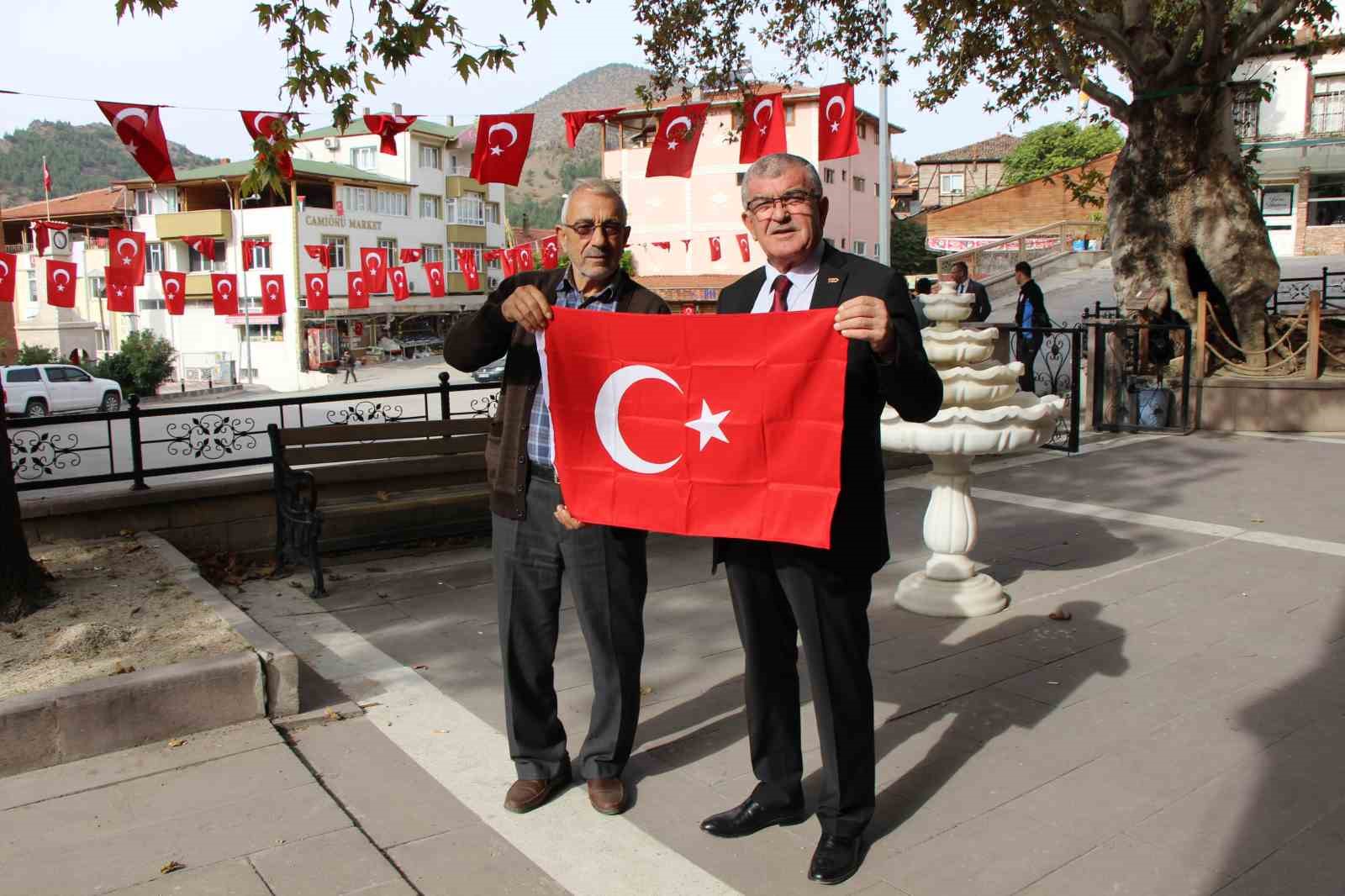 Ziyaret’te Cumhuriyet’in 100. yılına özel her eve bayrak dağıtıldı