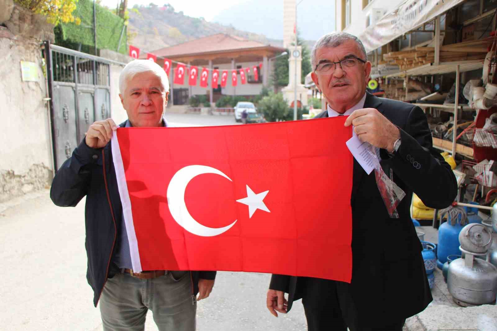 Ziyaret&rsquo;te Cumhuriyet&rsquo;in 100. yılına &ouml;zel her eve bayrak dağıtıldı
