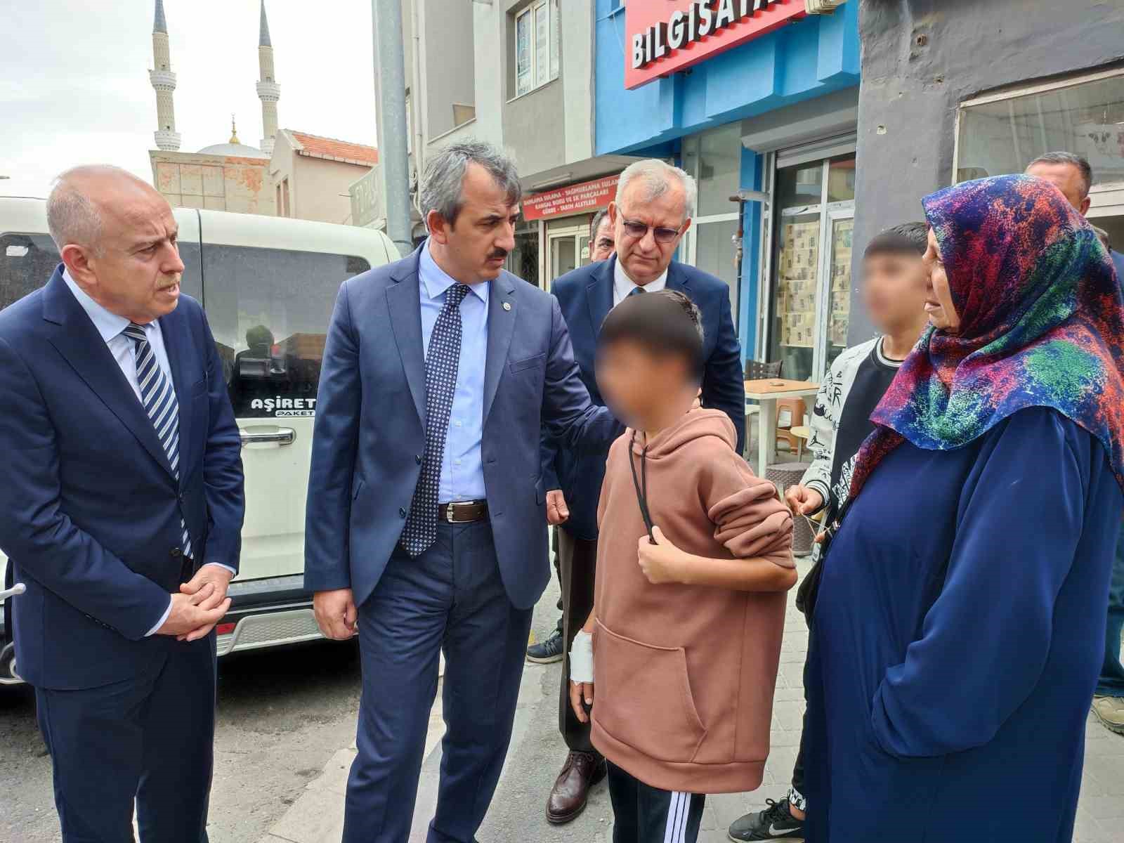Edirne Valisi Sezer yolda gördüğü çocukların okullarına ulaştırılmalarını istedi
