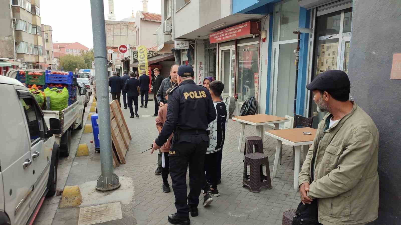 Edirne Valisi Sezer yolda g&ouml;rd&uuml;ğ&uuml; &ccedil;ocukların okullarına ulaştırılmalarını istedi
