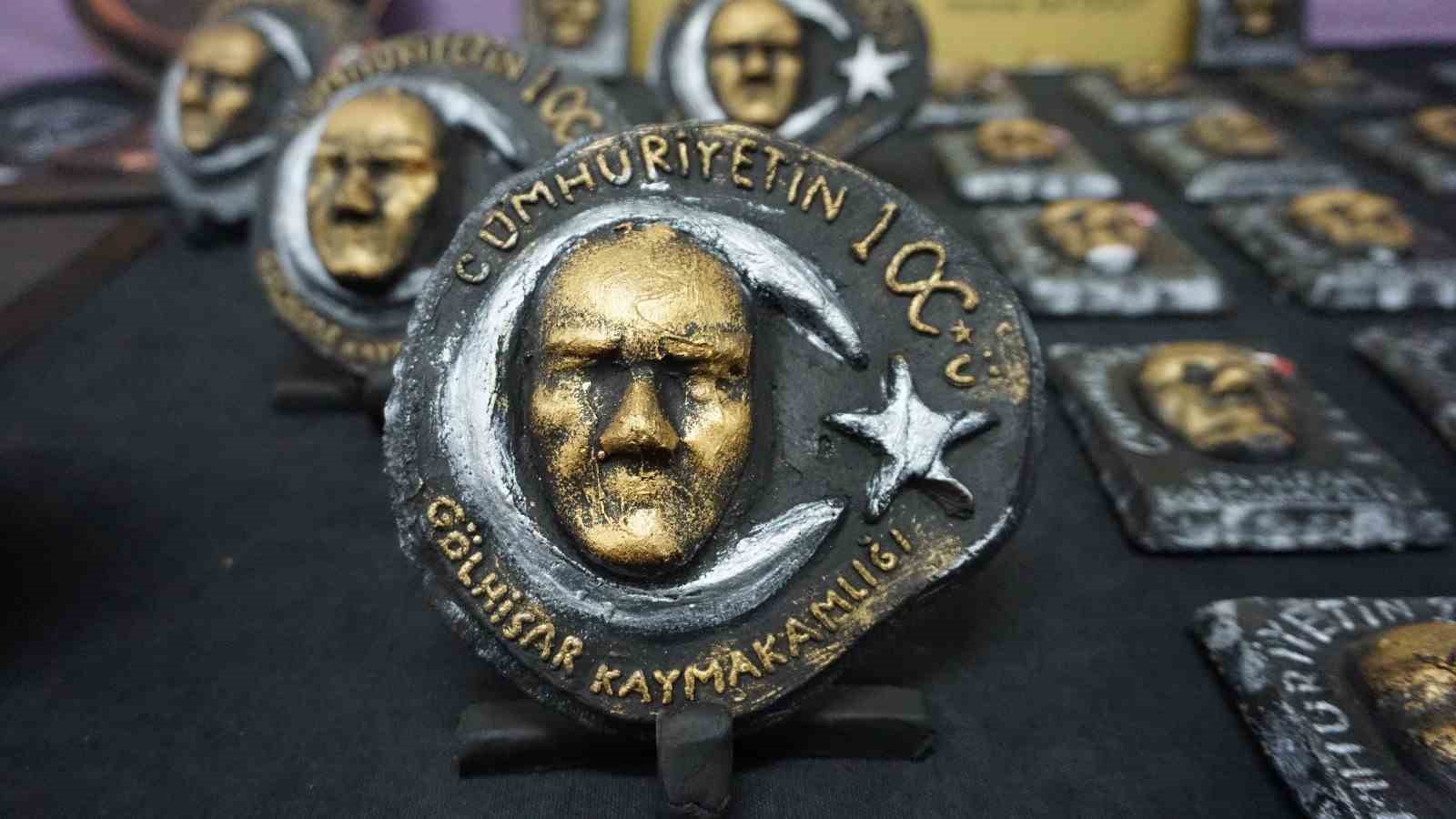 Burdurlu &ouml;ğretmenden Cumhuriyet&rsquo;in 100. Yılı Resim Sergisi
