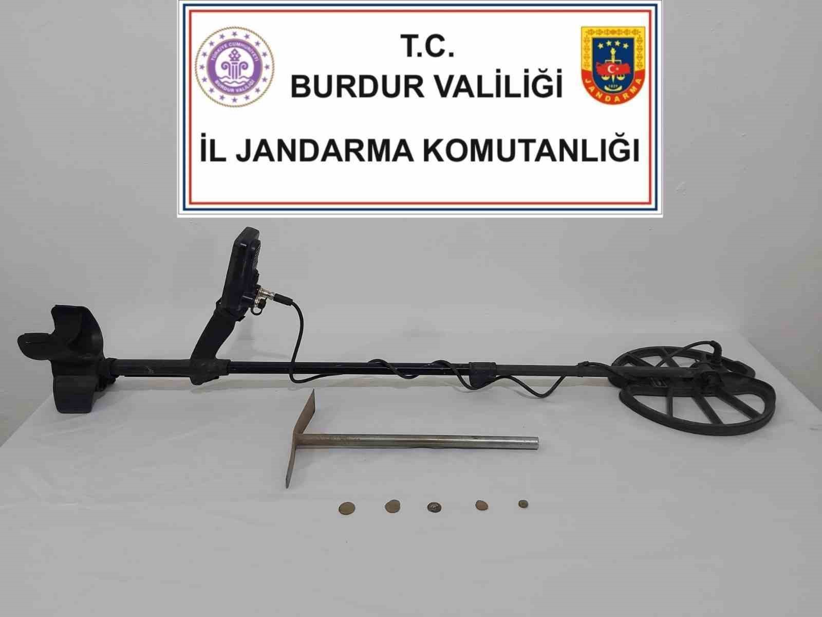 Burdur&rsquo;da &ccedil;ok miktarda uyuşturucu madde ve tarihi eser ele ge&ccedil;irildi, 1 ş&uuml;pheli tutuklandı

