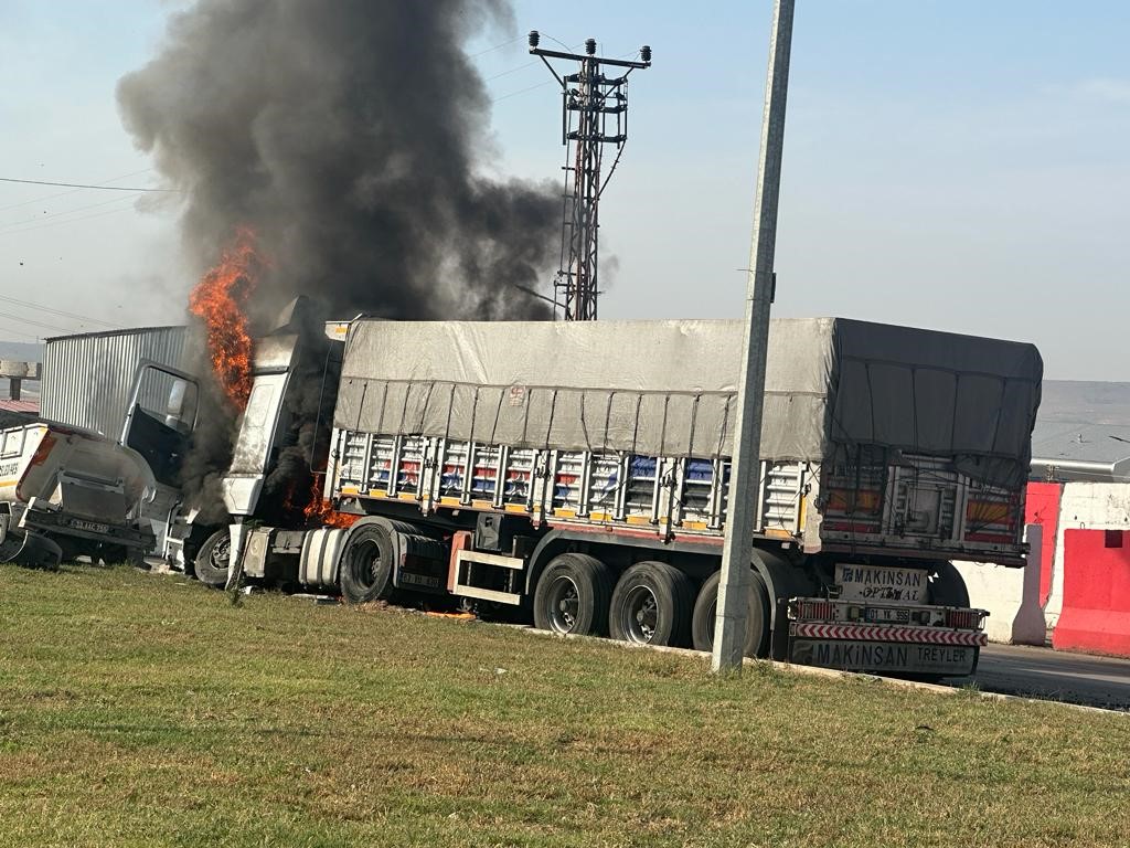 Şırnak&rsquo;ta freni boşalan k&ouml;m&uuml;r y&uuml;kl&uuml; kamyon bariyerlere &ccedil;arparak yandı
