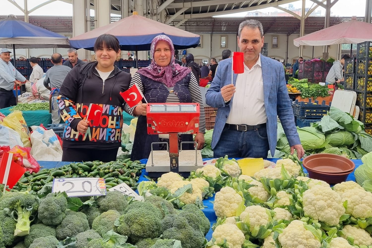 Salihli Manavlar ve Pazarcılar Odası&rsquo;ndan esnafa ay yıldızlı bayrak
