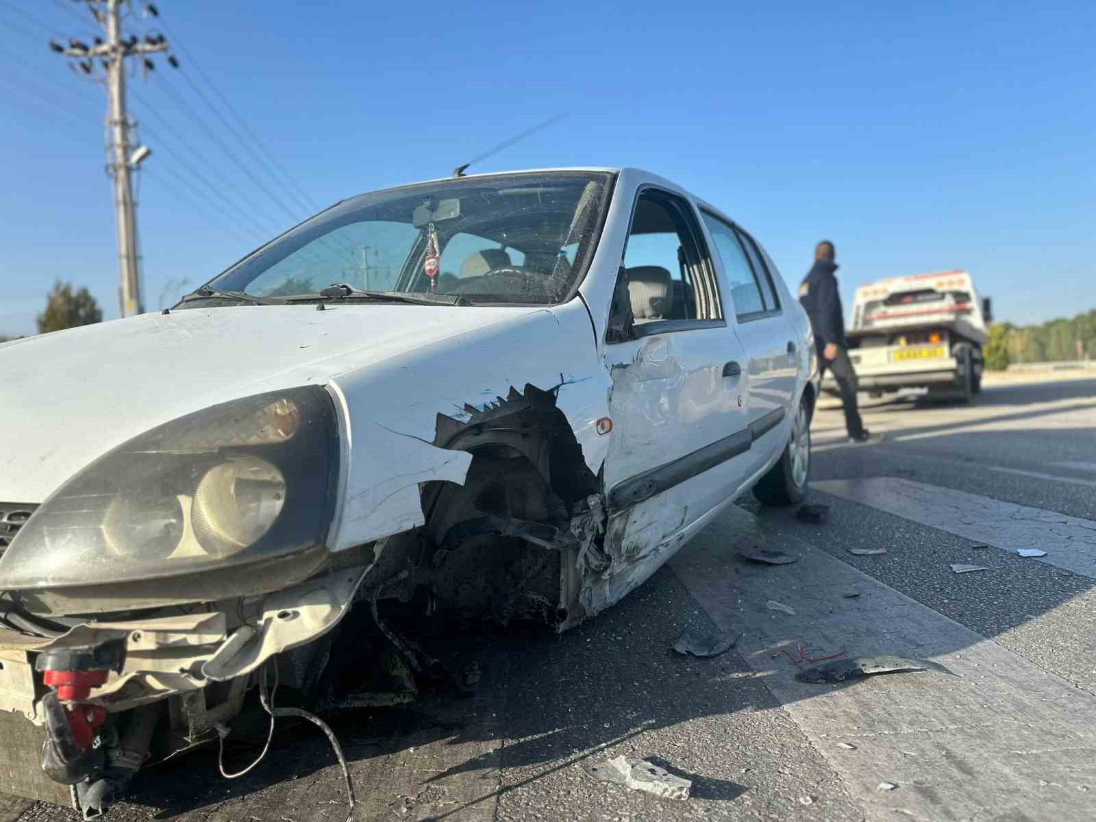 Burdur-Isparta Karayolu&rsquo;nda iki otomobil &ccedil;arpıştı: 1 yaralı
