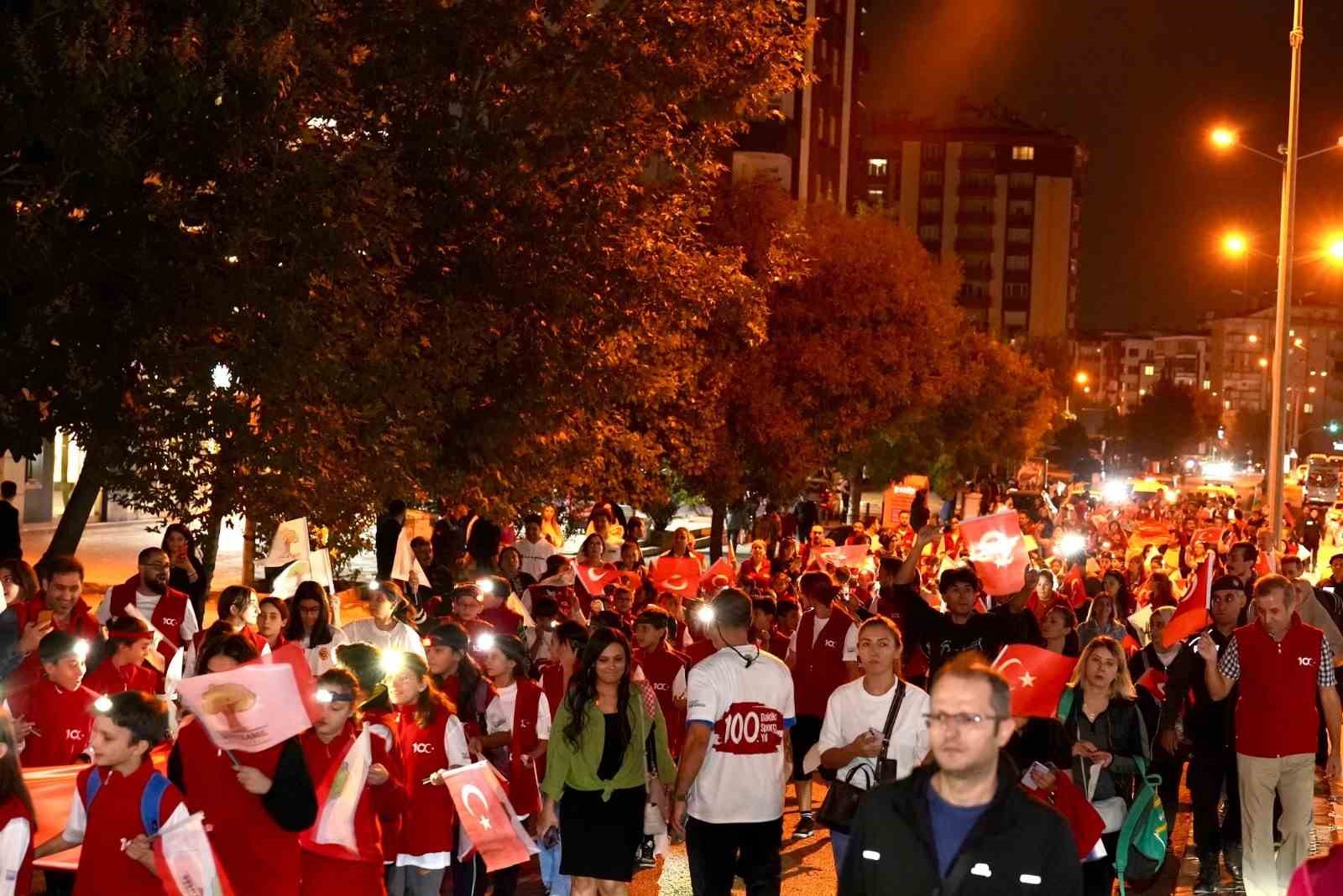 Gaziantep, Trk bayrann etrafnda bulutu
