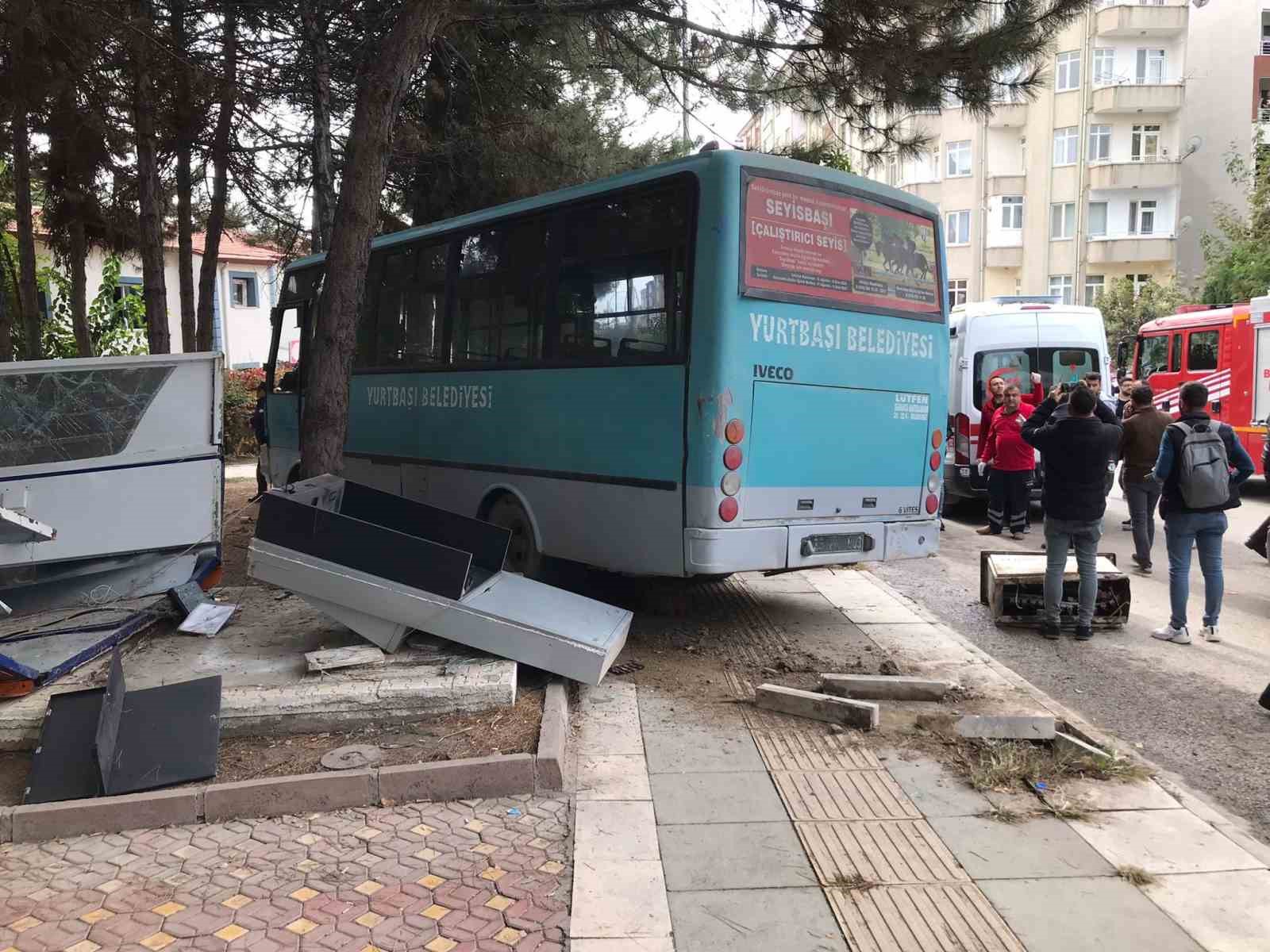 Freni patlayan midibs 2 arac biip parka dald: 1i ar, ou renci 27 yaral
