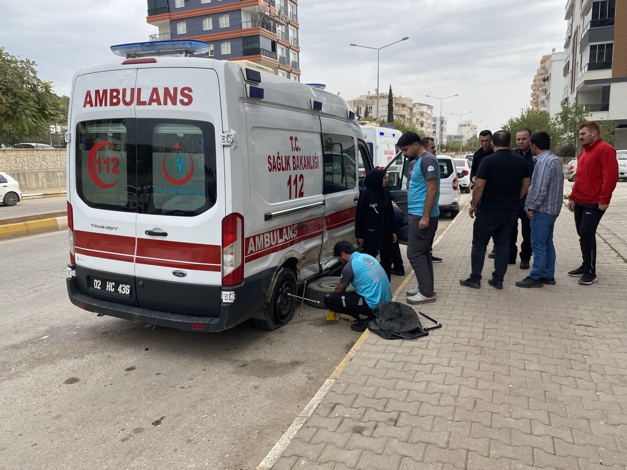 Yaralı taşıyan ambulans ile minibüs çarpıştı: 1 yaralı