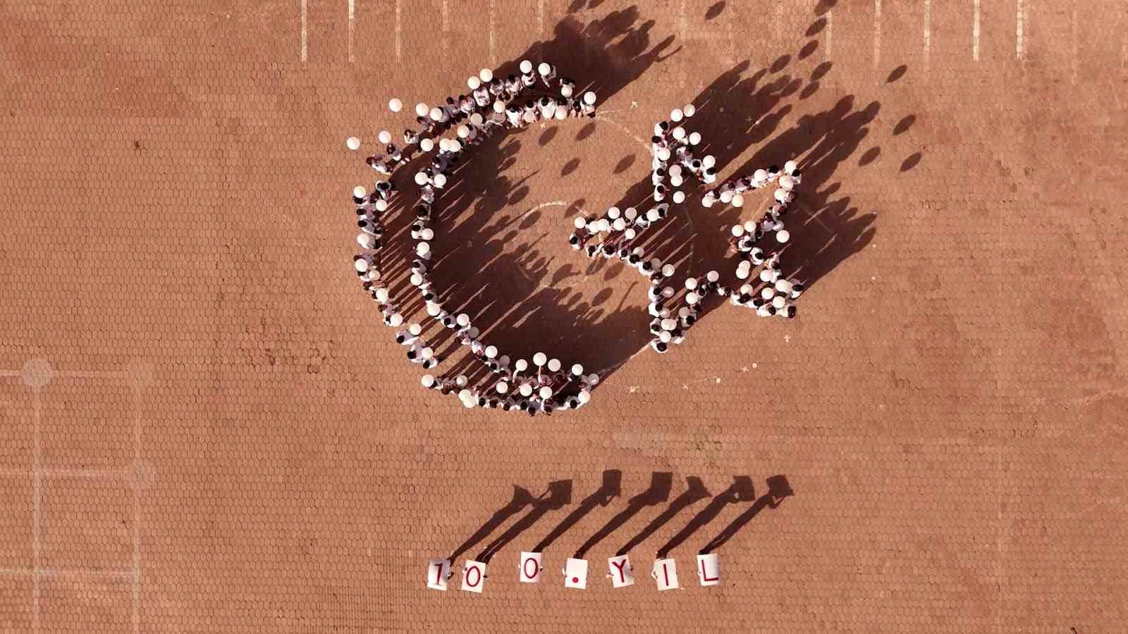 İlköğretim öğrencileri 100. Yıl koreografileriyle dikkat çekti