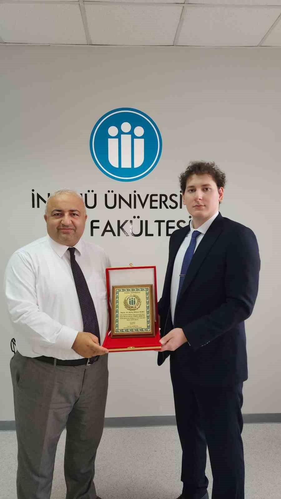 TUS Birincisine, Dekan Beytur&rsquo;dan plaket
