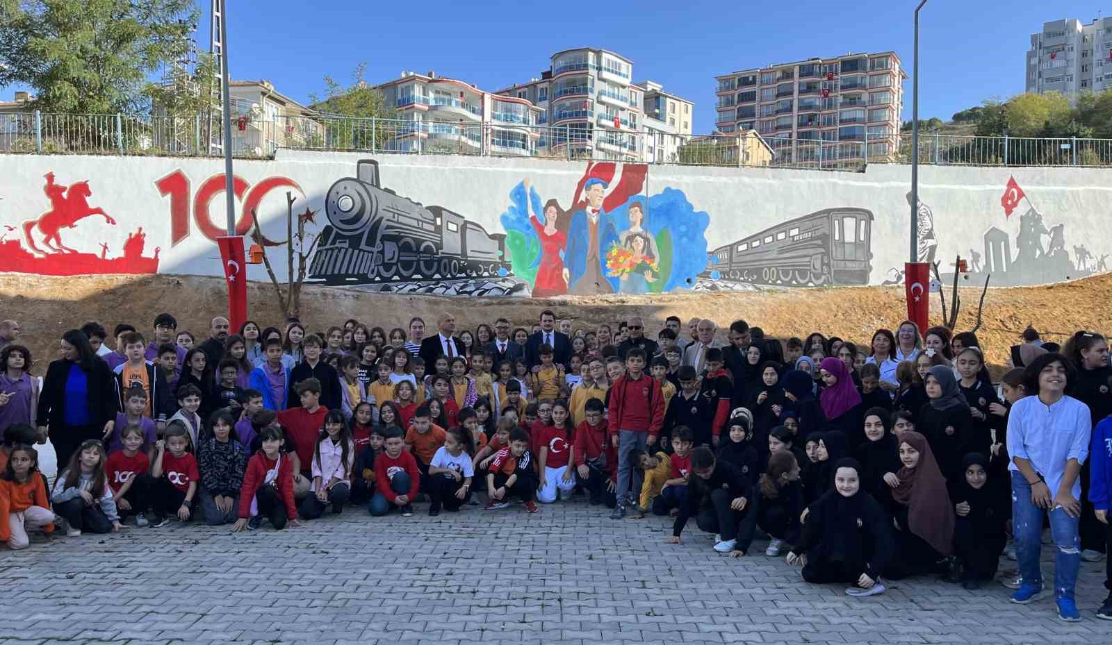 ’Cumhuriyet Treni’ duvar resmi tamamlandı