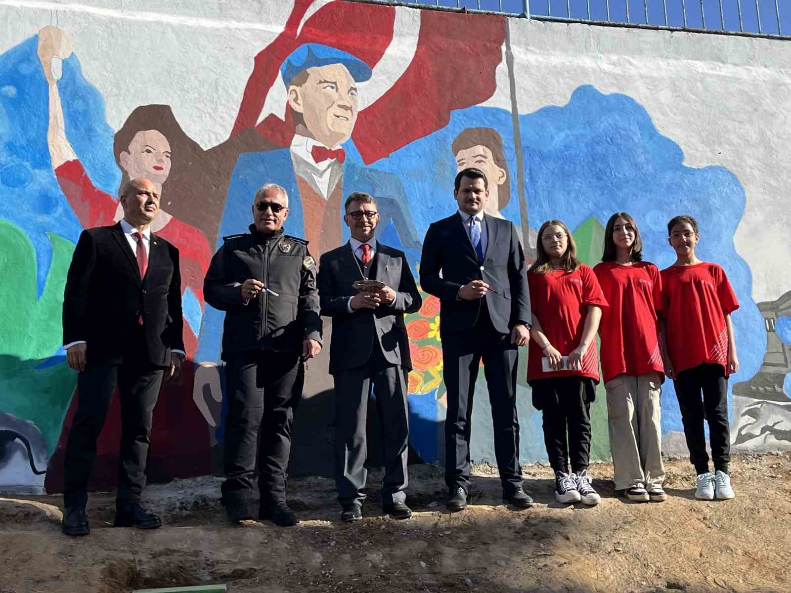 &rsquo;Cumhuriyet Treni&rsquo; duvar resmi tamamlandı
