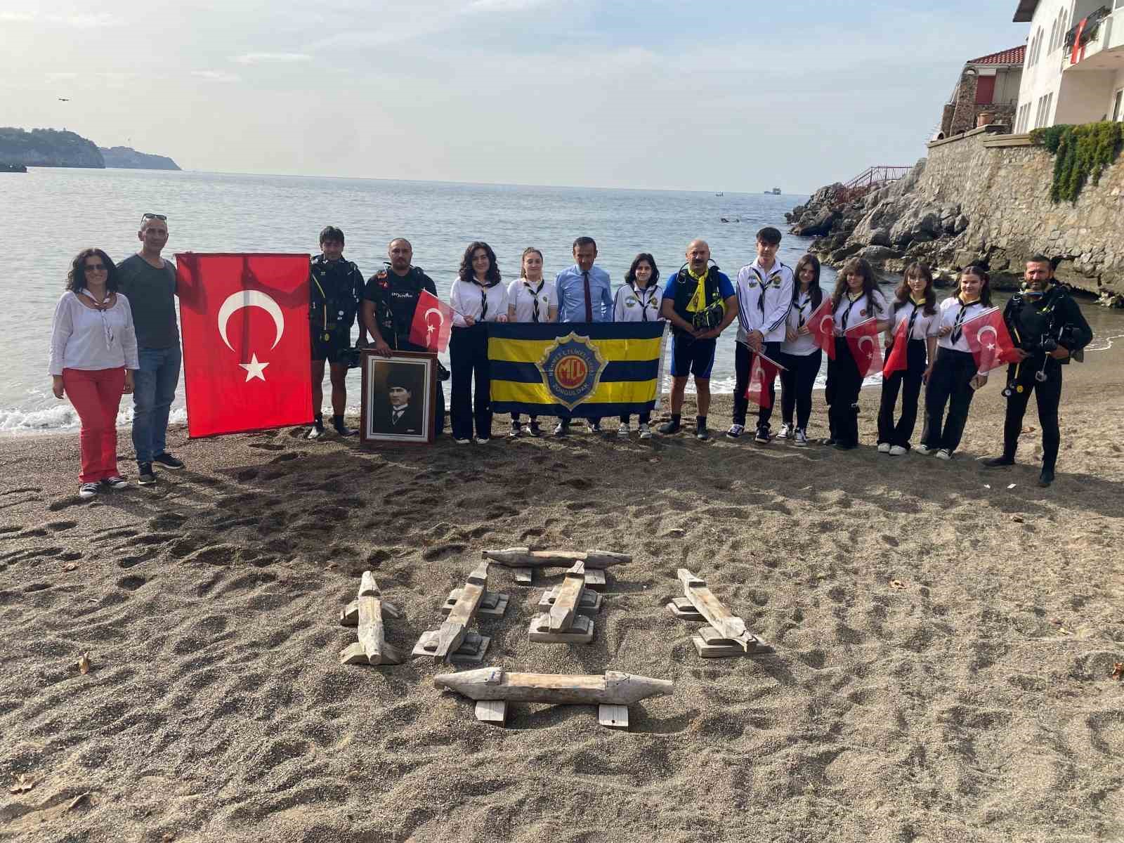 Cumhuriyet’in 100. yılında deniz altında bayrak açtılar