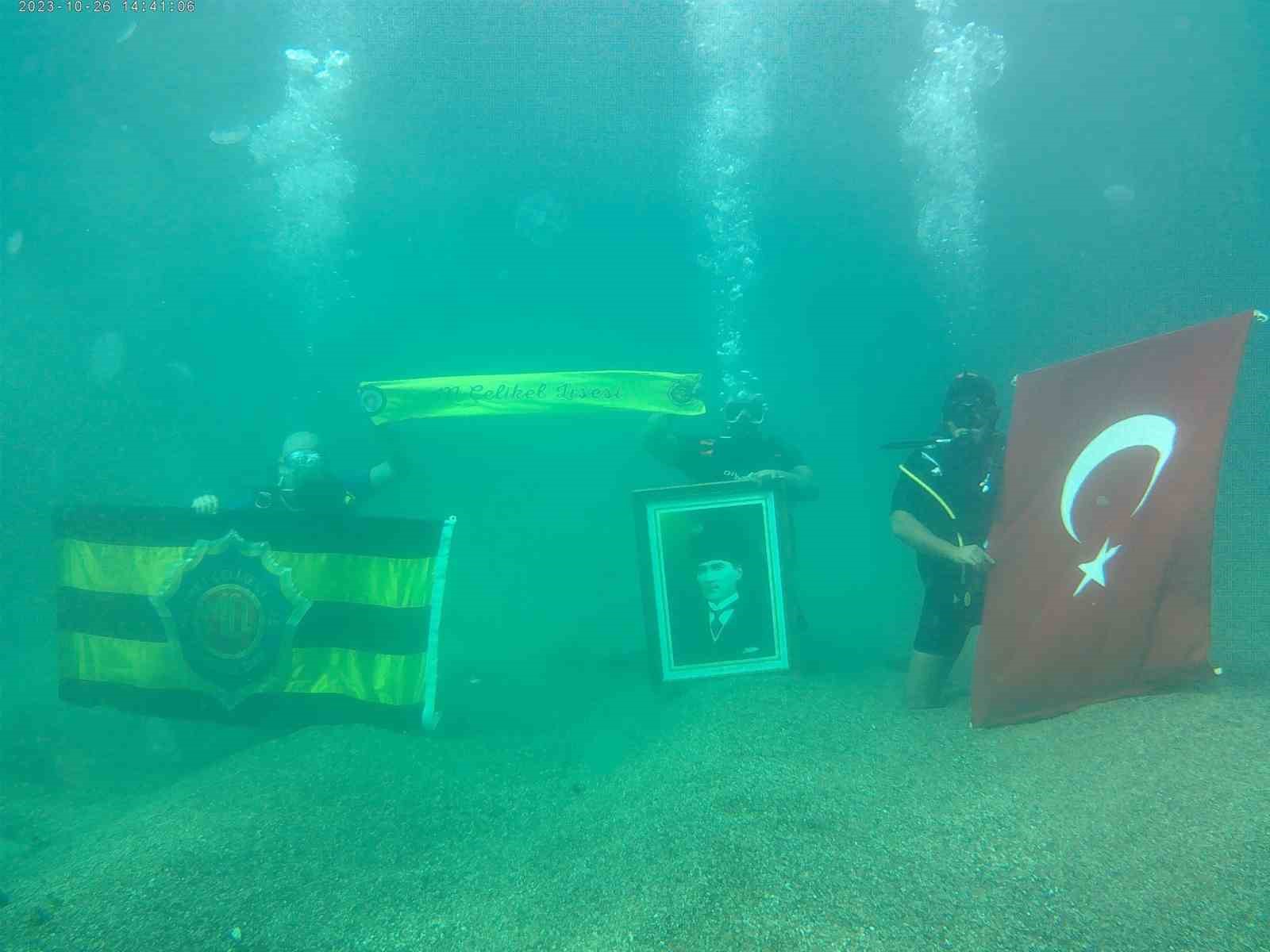 Cumhuriyet&rsquo;in 100. yılında deniz altında bayrak a&ccedil;tılar
