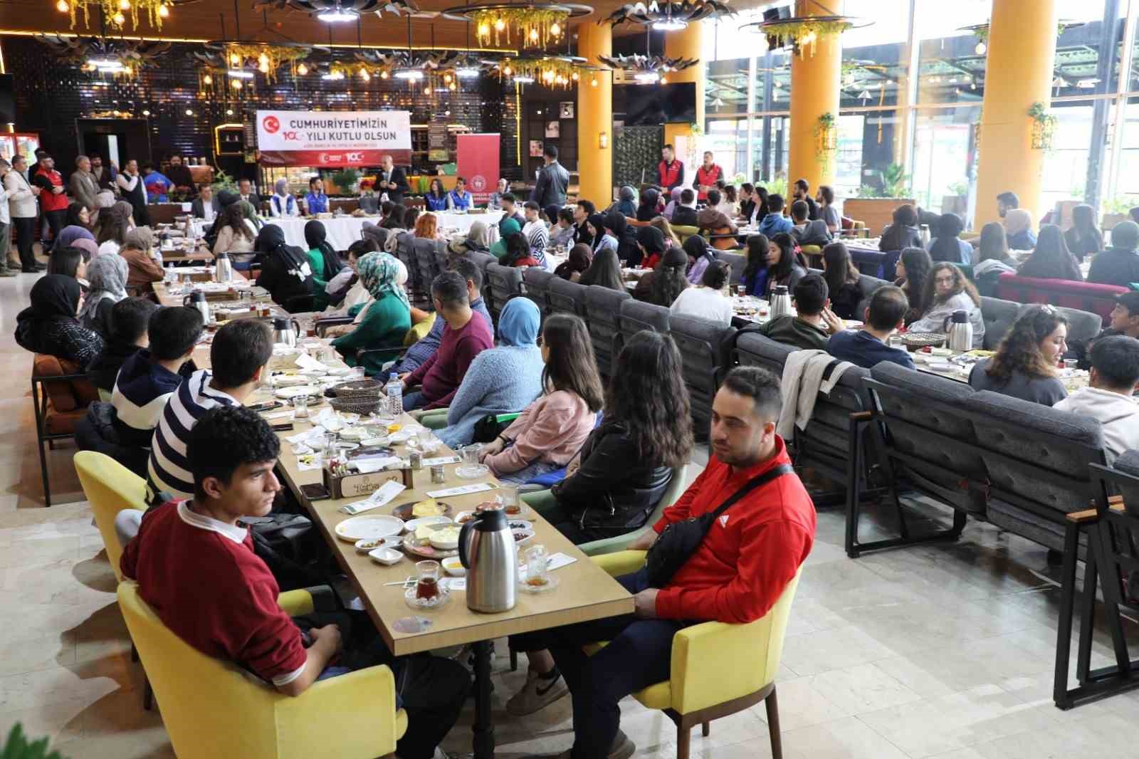 Ağrı Valisi Koç, Cumhuriyetin 100. yılında gençlerle bir araya geldi