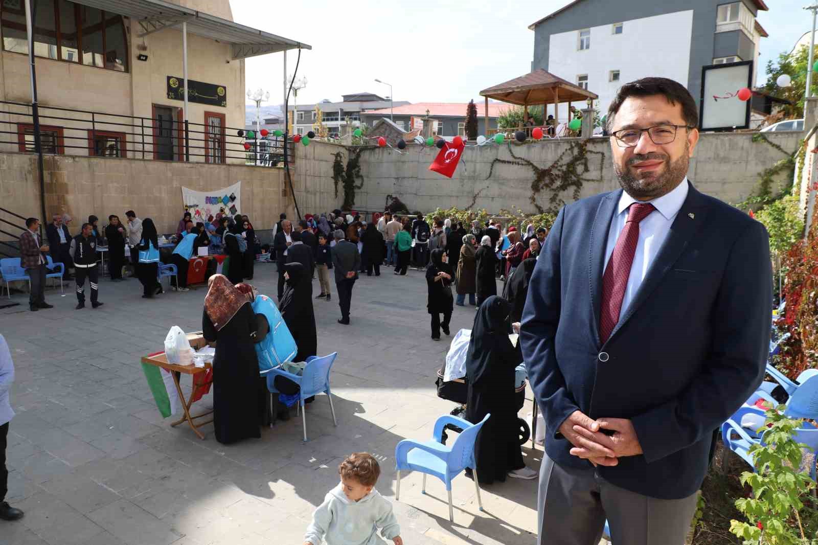 Hakkari&rsquo;de Filistin&rsquo;e destek ama&ccedil;lı hayır &ccedil;arşısı kuruldu

