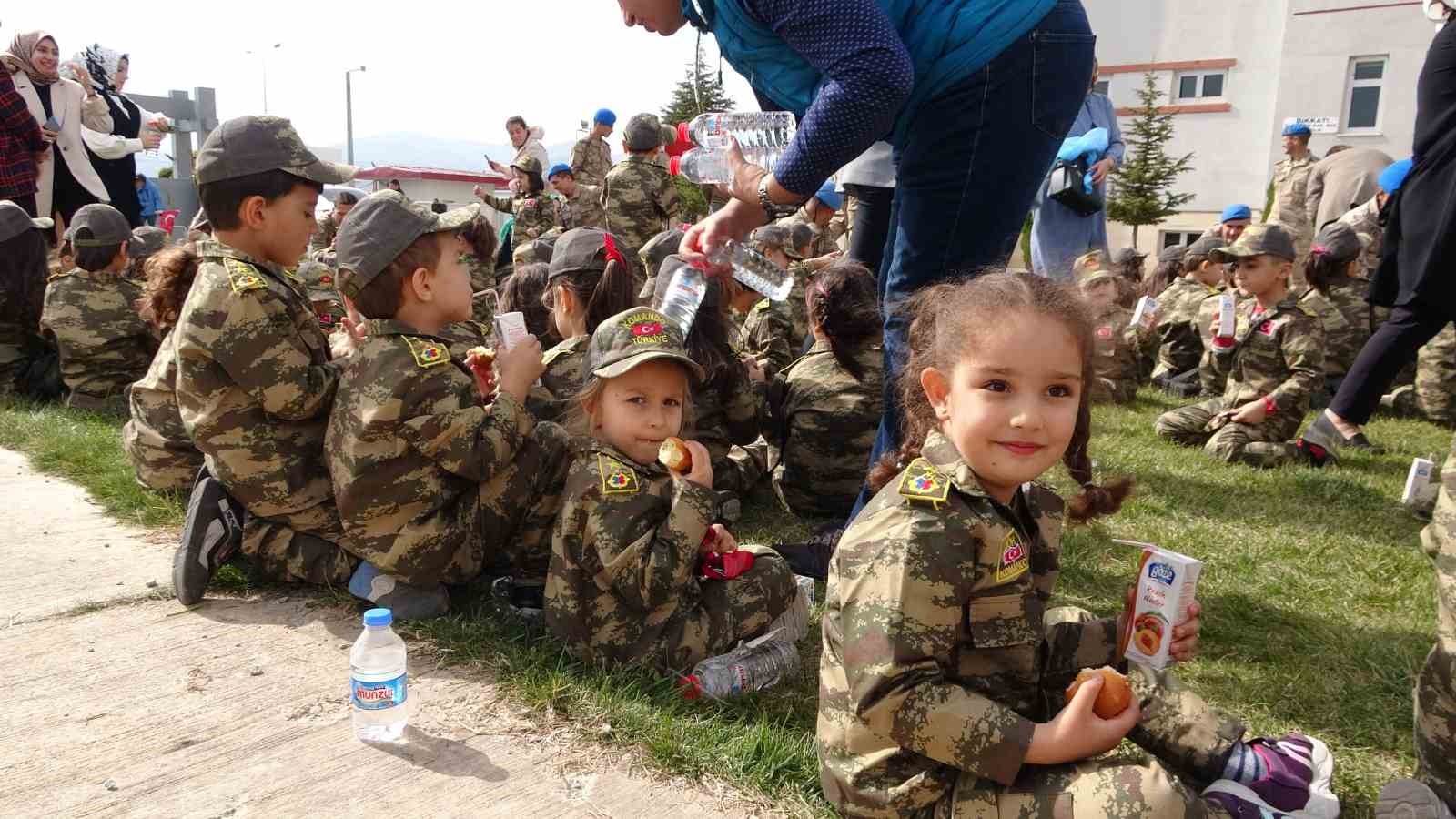 Kamuflaj giyen minikler J&Ouml;H Komutanlığına y&uuml;r&uuml;y&uuml;d&uuml;
