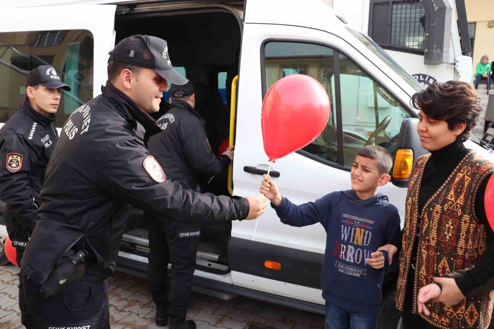 Polisten &ouml;zel &ouml;ğrencilere yaş pasta ve halay s&uuml;rprizi
