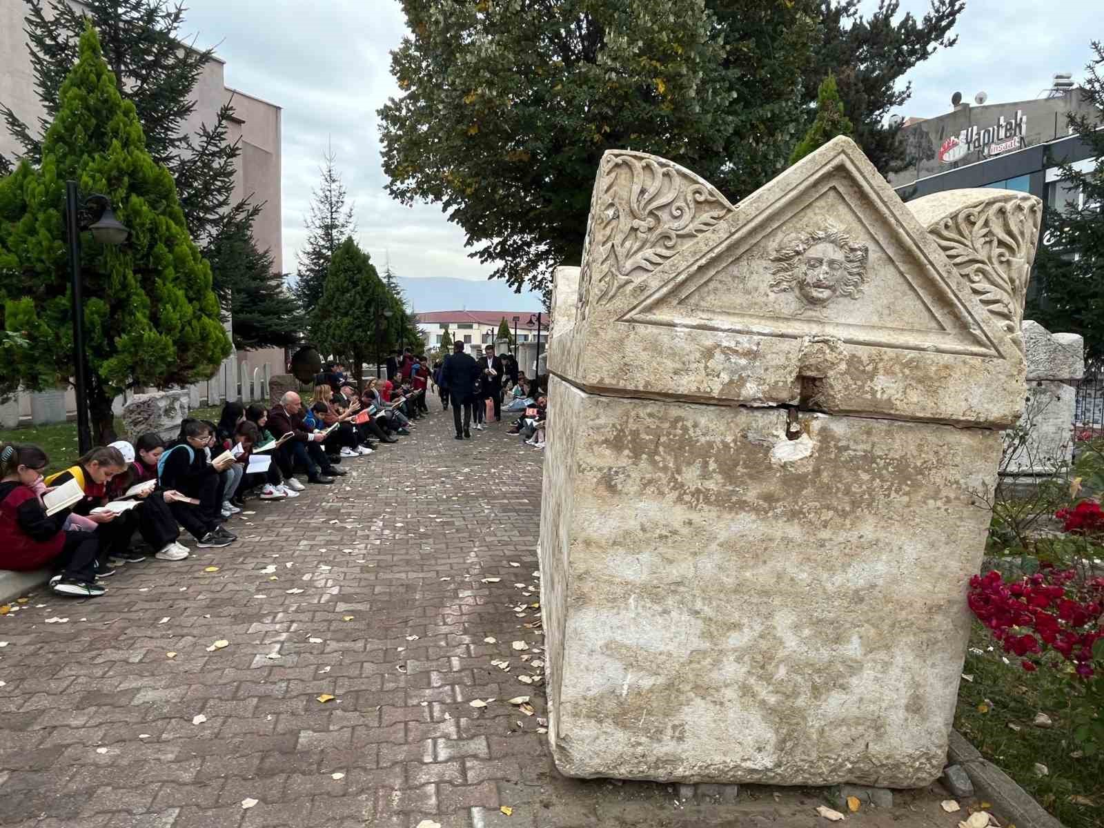 Cumhuriyetin 100’üncü yılında müze bahçesinde hem kitap okudular hem de tarihi dinlediler
