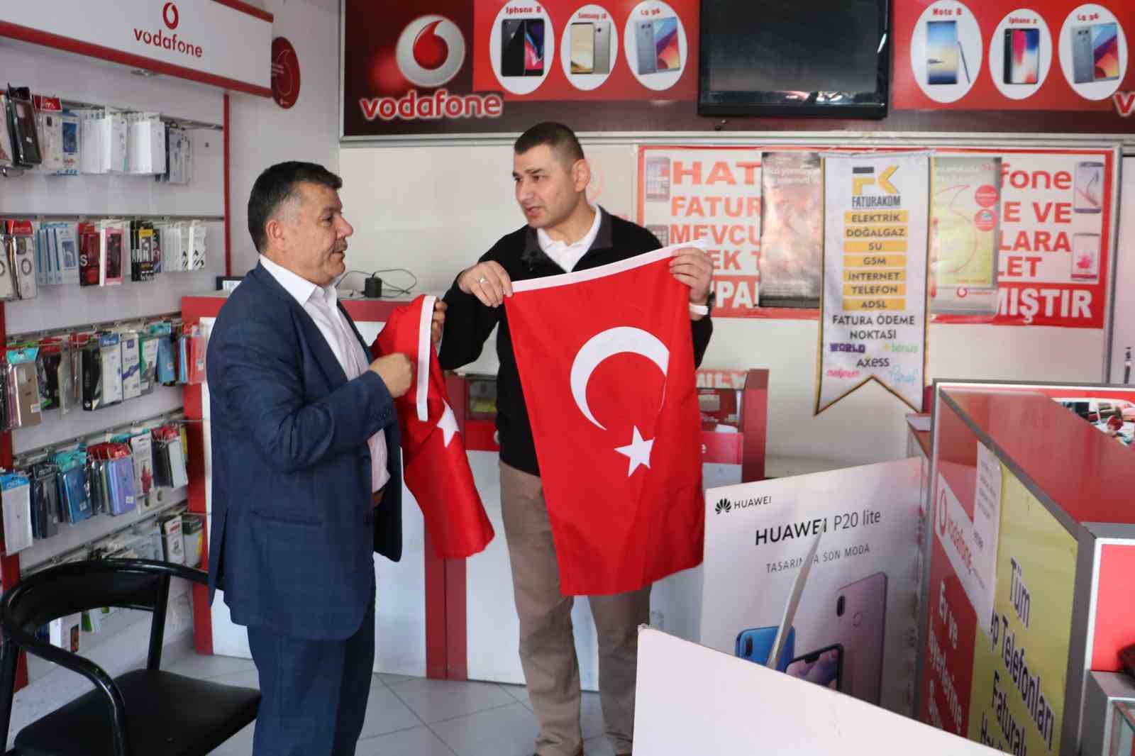 Havza’da vatandaşlara bayrak dağıtıldı