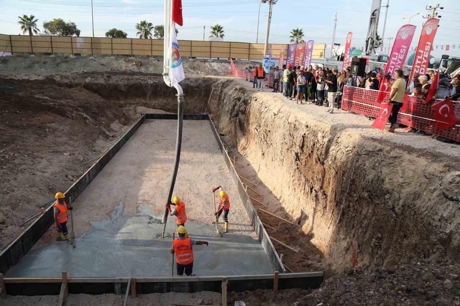 Mezitli’de kapalı yüzme havuzunun temeli atıldı