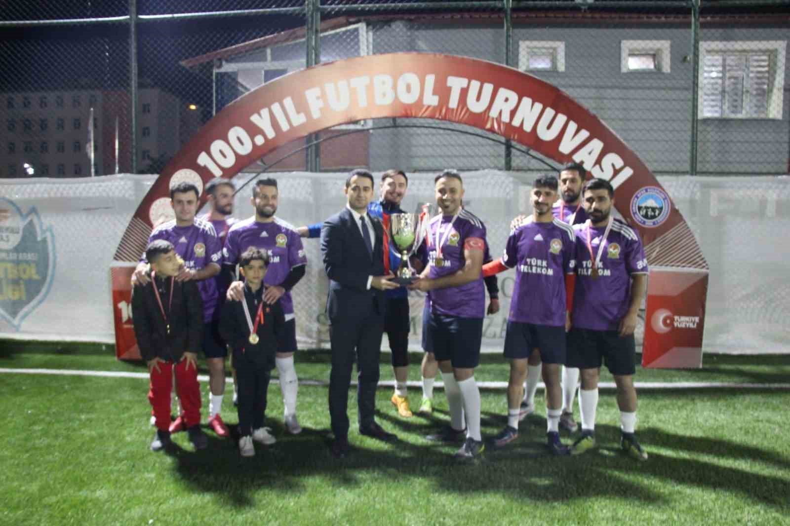 Ağrı&rsquo;da 100. Yıl Futbol Turnuvasının Şampiyonu &Ccedil;anakkale Spor Oldu
