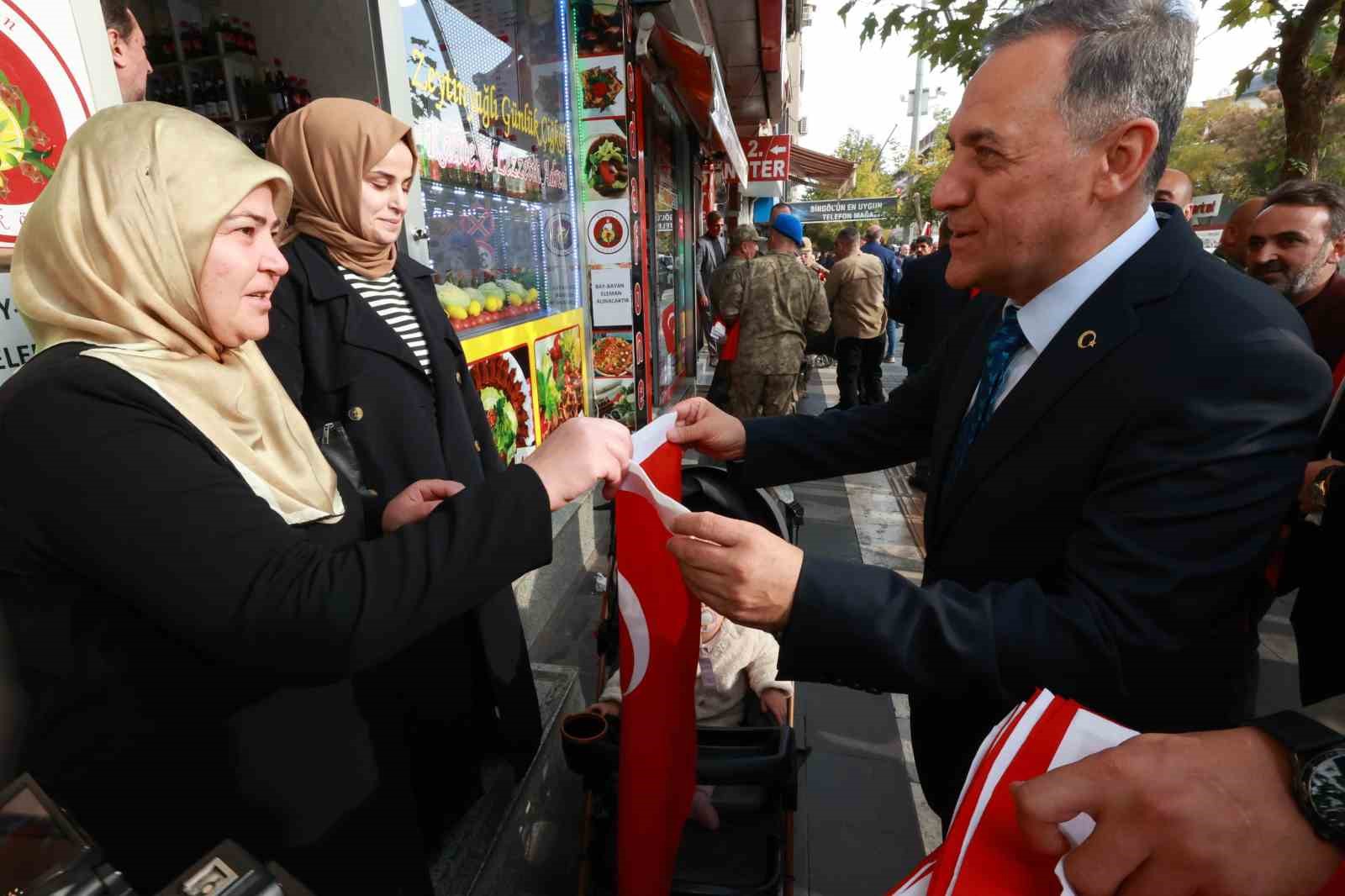 Bingöl’de esnaf ve vatandaşlara Türk bayrağı dağıtıldı