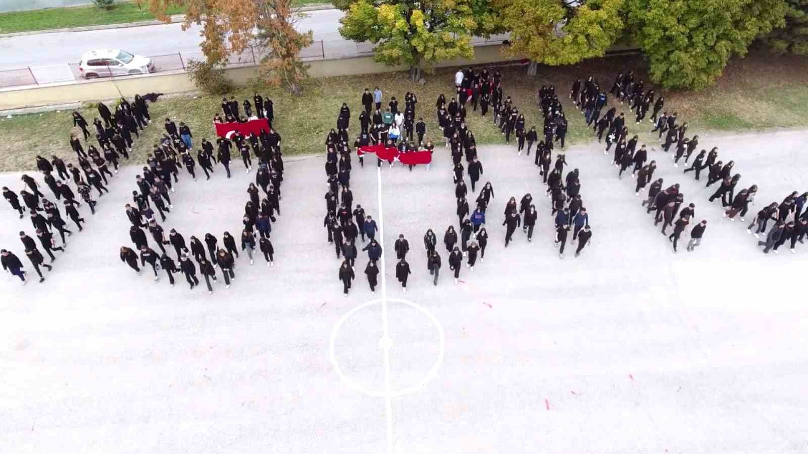 240 lise öğrencisi “100. Yıl” yazıp Türk bayrağı açtı