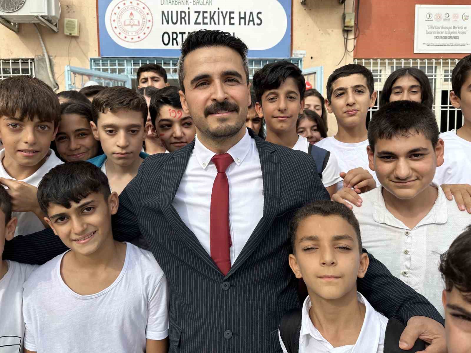 Diyarbakır’da 600 öğrenci Cumhuriyeti koreografi ile kutladı