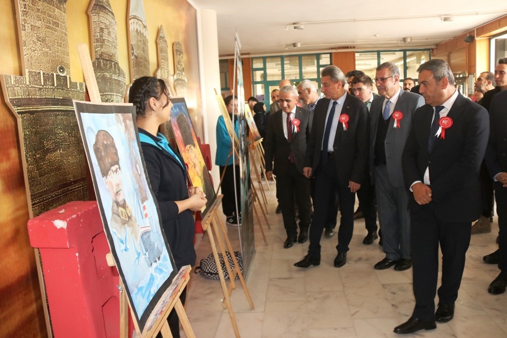 Bitlis&rsquo;te &ldquo;Cumhuriyet Resim Sergisi&rdquo; a&ccedil;ıldı
